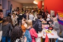 Informationen zu Aktionen und Initiativen an der JLU und in Gießen gibt es beim Markt der Möglichkeiten im Rahmen der Erstsemesterbegrüßung (Bild: JLU / Katrina Friese)