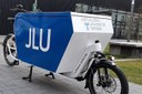 Ideal zum Transport von Material zwischen den Campusbereichen: das E-Lastenrad der JLU (Bild: JLU / Tobias Bein)