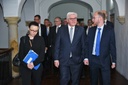 Prof. Dr. Stefan Peters (rechts), Professor für Friedensforschung an der JLU und Direktor des Deutsch-Kolumbianischen Friedensinstituts (Instituto Capaz) in Unterredung mit Bundespräsident Frank-Walter Steinmeier und Michelle Müntefering, Staatsministerin für Internationale Kulturpolitik (Bild: CAPAZ / Luis Enrique Sierra)