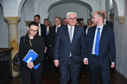 Prof. Dr. Stefan Peters (rechts), Professor für Friedensforschung an der JLU und Direktor des Deutsch-Kolumbianischen Friedensinstituts (Instituto Capaz) in Unterredung mit Bundespräsident Frank-Walter Steinmeier und Michelle Müntefering, Staatsministerin für Internationale Kulturpolitik (Bild: CAPAZ / Luis Enrique Sierra)