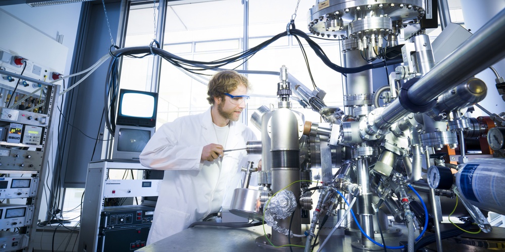 Erkenntnisse aus der Batterieforschung an der JLU werden beispielsweise genutzt, um die Funktion und Degradationsmechanismen in Lithiumbatterien besser zu verstehen (Bild: Jan-Michael Hosan / Hessen schafft Wissen)