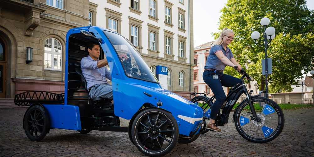 Für Dienstfahrten leihbar: Loadster und E-Pedelecs der JLU (Bild: JLU / Katrina Friese)