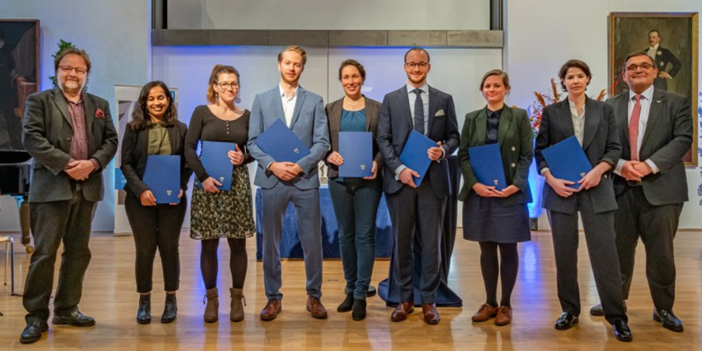 Die Preisträgerinnen und Preisträger des JLU-Dissertationspreises 2022, verliehen durch den GHG-Vorsitzenden Prof. Volker Wissemann und den JLU-Vizepräsidenten für Forschung und Förderung des wissenschaftlichen Nachwuchses, Prof. Martin Kramer (Bild: JLU / Roland Duss)