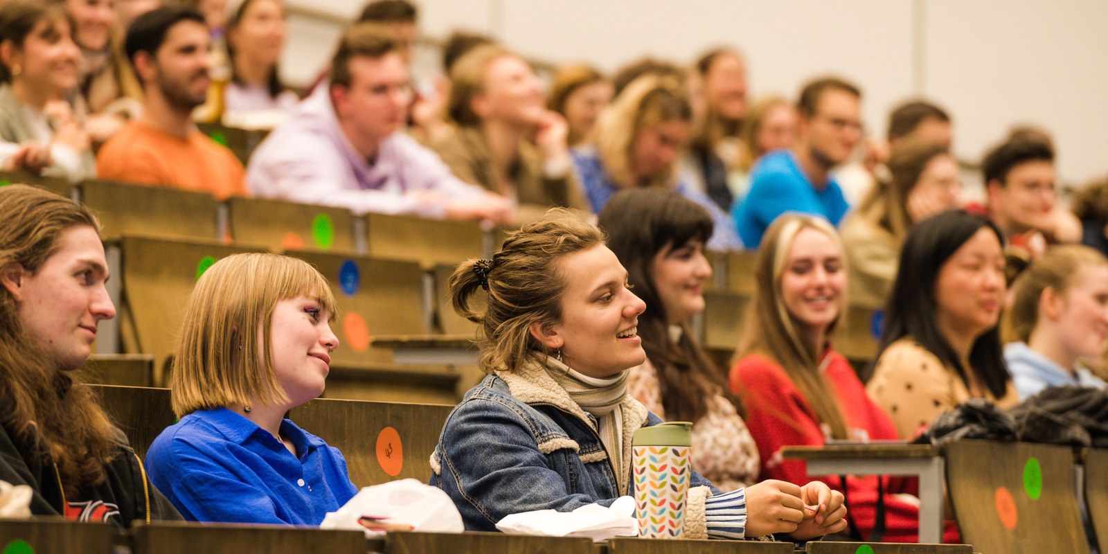 Freudige Erwartung - Studierende bei der Erstsemesterbegrüßung (Bild: JLU / Katrina Friese)