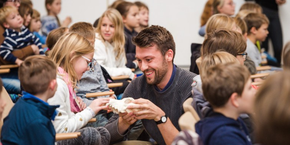 Vorlesung zum Thema "Wölfe in Deutschland" im Rahmen von Justus' Kinderuni (Bild: JLU / Katrina Friese)