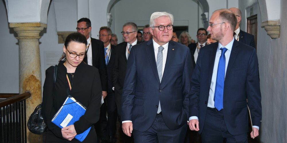 Prof. Dr. Stefan Peters (rechts), Professor für Friedensforschung an der JLU und Direktor des Deutsch-Kolumbianischen Friedensinstituts (Instituto Capaz) in Unterredung mit Bundespräsident Frank-Walter Steinmeier und Michelle Müntefering, Staatsministerin für Internationale Kulturpolitik (Bild: CAPAZ / Luis Enrique Sierra)