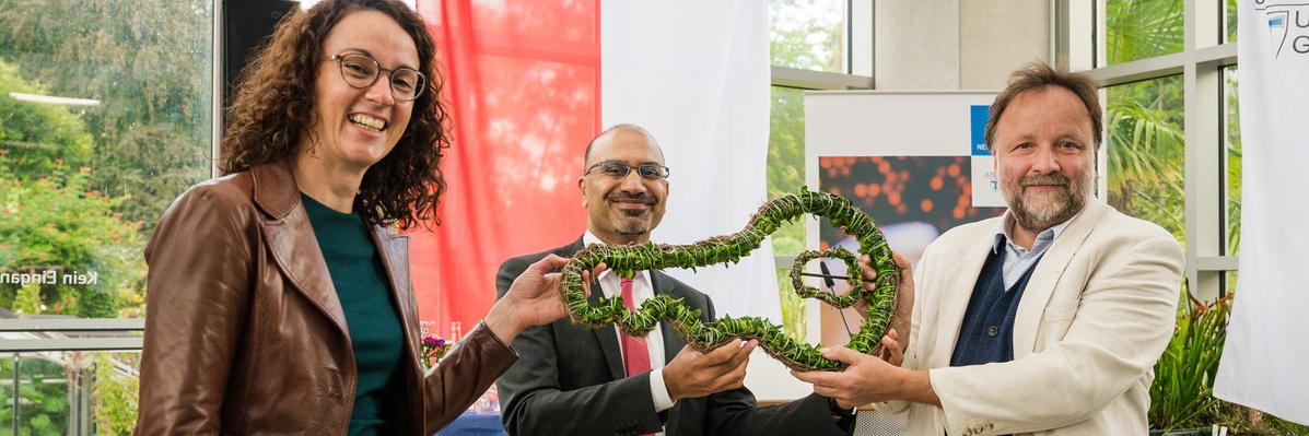 Symbolische Schlüsselübergabe für die renoverten Gewächshäuser des botanischen Gartens: Ministerin Dorn, JLU-Präsident Prof. Mukherjee und Wissenschaftlicher Leiter Prof. Wissemann (Bild: JLU / Katrina Friese) Symbolische Schlüsselübergabe für die renovierten Gewächshäuser des Botanischen Gartens: Hessens Wissenschaftsministerin Angela Dorn, JLU-Präsident Prof. Dr. Joybrato Mukherjee und Wissenschaftlicher Leiter Prof. Dr. Volker Wissemann (Bild: JLU / Katrina Friese)