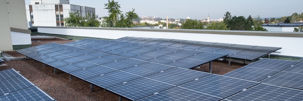 Photovoltaik-Anlage auf dem GCSC-Gebäude (Bild: JLU / Rolf K. Wegst) Photovoltaik-Anlage auf dem GCSC-Gebäude (Bild: JLU / Rolf K. Wegst)