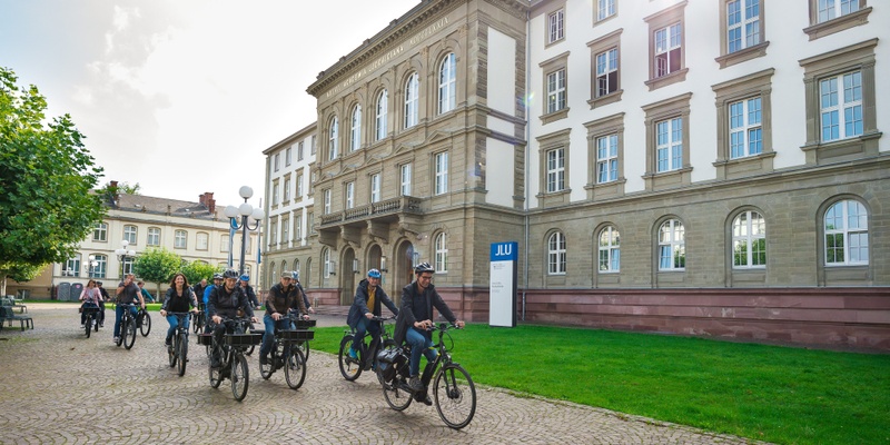 Beschäftigte auf den leihbaren, JLU-eigenen E-Pedelecs (Bild: JLU / Katrina Friese)