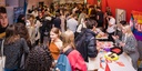 Informationen zu Aktionen und Initiativen an der JLU und in Gießen gibt es beim Markt der Möglichkeiten im Rahmen der Erstsemesterbegrüßung (Bild: JLU / Katrina Friese)