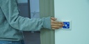 Mit der Stickeraktion "Gehste raus, mach's aus!" erinnert die JLU humorvoll an einfache alltägliche Gesten zum Energiesparen (Bild: BfN / Darwin Matthes)