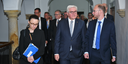 Prof. Dr. Stefan Peters (rechts), Professor für Friedensforschung an der JLU und Direktor des Deutsch-Kolumbianischen Friedensinstituts (Instituto Capaz) in Unterredung mit Bundespräsident Frank-Walter Steinmeier und Michelle Müntefering, Staatsministerin für Internationale Kulturpolitik (Bild: CAPAZ / Luis Enrique Sierra)