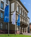 Hauptgebäude_Fahnen_hoch.jpg