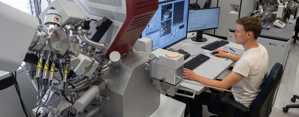 Batterieforschung mit Großgeräten: Untersuchung eines Querschnittes durch eine Batterieprobe in einem Rasterelektronenmikroskop mit fokussiertem Ionenstrahl. (Foto: Rolf Wegst)