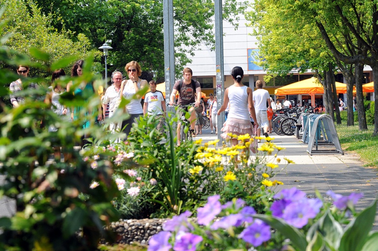 Campusbereich Philosophikum I in der Otto-Behaghel-Straße. Blick auf die Große Mensa | Bild: Franz Möller