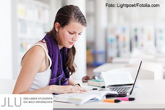 Bewerbung am PC ©Lightpoet_Fotolia.com
