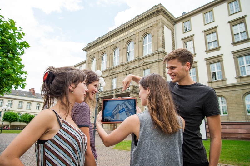Studierende vor dem Hauptgebäude der JLU