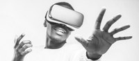 Ein Mensch trägt eine VR-Brille. Klicken Sie hier, um zu Maßnahme 4 - LAB for Innovative Teaching zu gelangen.