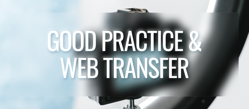 Ziergrafik: Eine Kamera steht auf einem Stativ. Der Schriftzug "Good Practice und Web Transfer" erscheint.