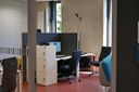 Blick in das Xspace Gamelab der Uni Marburg. Mehrere Pc, ein Sofa und VR-Geräte sind zu sehen.