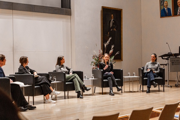 fünf Frauen sitzen auf einer Bühne und diskutieren