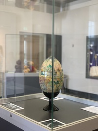 Bemaltes Straußenei aus Kasan in Ausstellungsvitrine