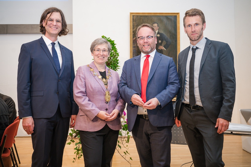 Die neu gewählte Präsidentin und Vizepräsidenten der JLU mit dem hessischen Minister für Wissenschaft und Kunst