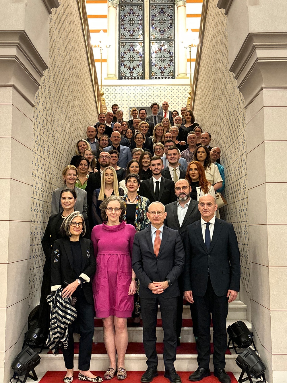 Teilnehmende der EU Peace-Tagung in Sarajevo (Gruppenbild auf Treppe)