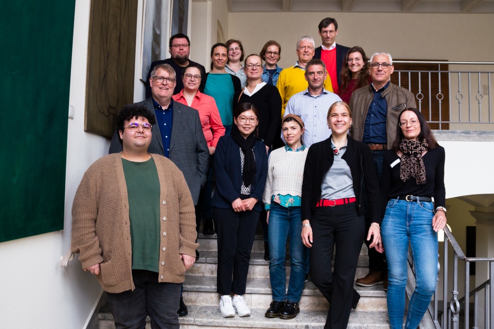 Die Kooperationspartnerinnen und -partner des neuen Weiterbildungsprogramms der JLU. (Gruppenbild Treppe)