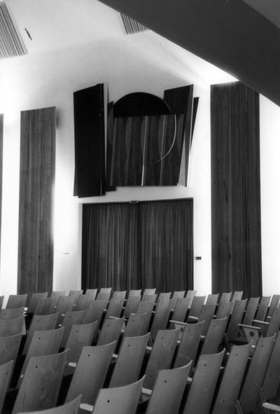 Holzrelief in der Aula hängt über einer Tür