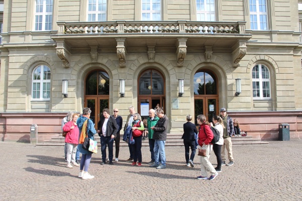 Teilnehmer der Stadtführung vor dem JLU Hauptgebäude