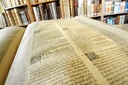 altes Buch in Bibliothek_Franz E. Möller.jpg
