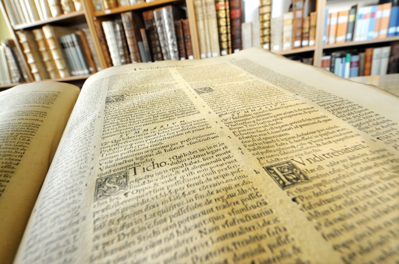 altes Buch in Bibliothek_Franz E. Möller.jpg
