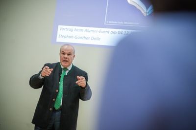 Stephan-Günter Dolle bei seinem Vortrag vor Alumni und Studierenden der JLU
