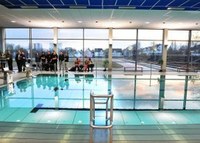 Das Schwimmbad des Instituts mit Blick auf das Sportgelände am Kugelberg (Foto: Franz Möller)