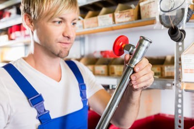 Auszubildender im technischen Bereich (Foto: Colourbox.de/Kzenon)