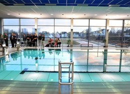 Das Schwimmbad des Instituts mit Blick auf das Sportgelände am Kugelberg (Foto: Franz Möller)