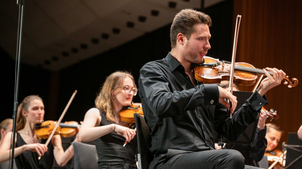 Violinisten des Orchesters