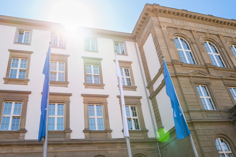 Hauptgebäude_sonnig.jpg