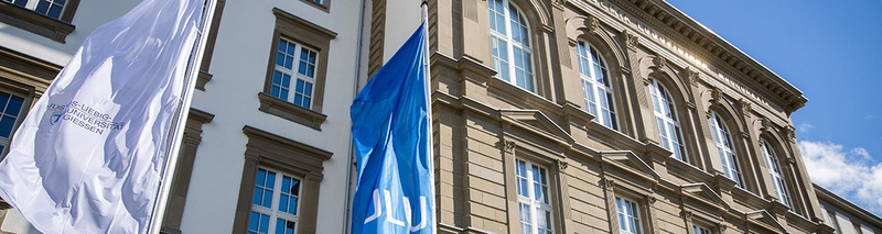 Slider_2022_Hauptgebäude_Fahnen_Ringleb.jpg