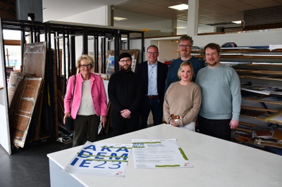 V.l.n.r. Maren Müller-Erichsen (Aufsichtsratsvorsitzende Lebenshilfe Gießen), Felix Lachmann (Atelier23, Lebenshilfe Gießen), Dirk Oßwald (Vorstand Lebenshilfe Gießen), Andrea Lührig (Leitung Atelier23, Lebenshilfe Gießen), Jörg Wagner und Prof. Martin Schepers (beide Institut für Kunstpädagogik, JLU). Foto: Christian Nemeth