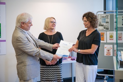 Stellvertretend für ihr Team nahm Prof. Gudrun Schwarzer (rechts) den Preis von Wolfgang Rothe (Unfallkasse Hessen) und JLU-Kanzlerin Susanne Kraus (Mitte) entgegen. Foto: JLU / Katrina Friese