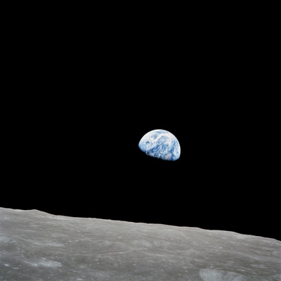 Berühmtes Foto von der aufgehenden Erde im Rahmen der Apollo-8-Mission, Dezember 1968. Das Foto stammt von der NASA.