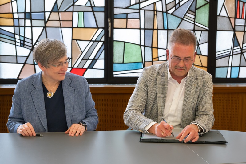 PM22-26 KooperationsvertragJLUScienceCenterWetzlar_Archiv-FotoDuss03.JPG