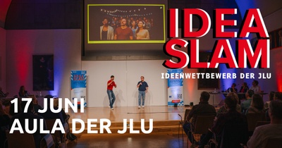 Im Hintergrund: die Bühne in der Aula auf der zwei Moderatoren mit Microfonen stehen. An den Seiten steht der Text: Idea Slam Ideenwettbewerb der JLU, 17 Juni Aula der JLU