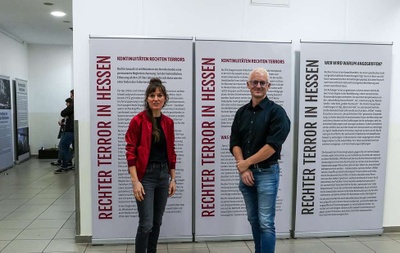 Zwei Personen vor Informationstafeln einer Ausstellung über rechten Terrorismus in Hessen.