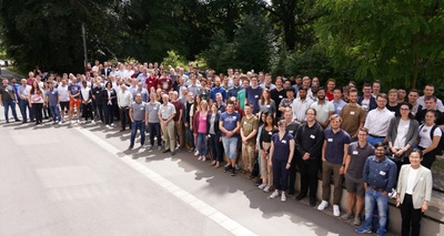 In der Marburger Universitätsbibliothek trafen sich rund 200 Materialwissenschaftler*innen und nutzen den benachbarten Alten Botanischen Garten für das Gruppenfoto. Foto: Thomas Demuth