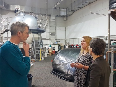 Einblick in die Forschung der Arbeitsgruppe von Prof. Samuel E. Butcher, der an der UW Madison mit Hilfe von Kernspinresonanzspektroskopie (NMR) die dreidimensionalen Strukturen der RNA analysiert. – Foto: Prof. Katja Sträßer