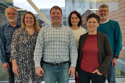 Wissenschaftlerinnen vom Campus-Schwerpunkt „Mikroorganismen und Viren“ des Forschungscampus Mittelhessen zu Gast an der UW Madison: Gruppenfoto mit Gastgebern und Gästen (v.l. Prof. David Brow, UW Madison, Dr. Katharina Höfer, Max-Planck-Institut Marburg, Prof. Aaron Hoskins, UW, Prof. Dr. Katja Sträßer und Dr. Cornelia Kilchert, beide JLU, und Prof. Sam Butcher, UW.) – Foto: Laura Vanderploeg