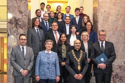 Die Preisträgerinnen und Preisträger des Akademischen Festakts mit den Mitgliedern des Präsidiums der JLU, Foto: JLU / Roland Duss